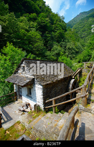 Moulin en pierre rustique chambre -Val Verzasca, Corippo, Tessin, Alpes, Suisse. Banque D'Images