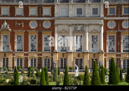 Hampton court côté jardin privé. Londres Banque D'Images