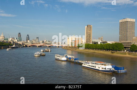 Tamise de Waterloo Bridge avec au loin La Ville London UK Banque D'Images