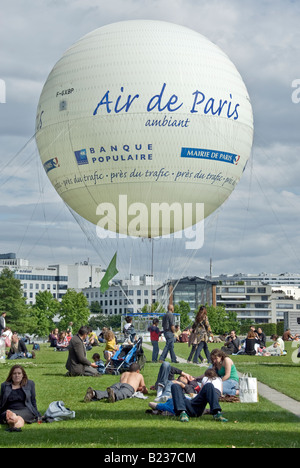 Paris France, les gens se relaxant dans le jardin, ballon d'hélium 'André Citro-en Parc', aire de jeux urbaine, Parc, ballon de pollution de l'air, qualité de l'air paris Banque D'Images