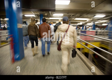 Les frontaliers et les passagers marche sur une plate-forme du métro Banque D'Images