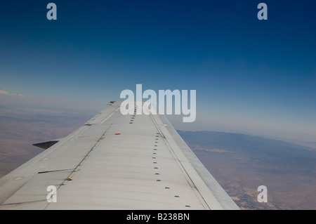 Vue depuis la fenêtre de l'avion à ailes Banque D'Images