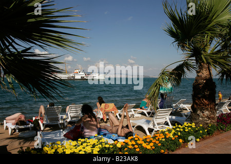 Sur la plage de Kinaliada comme un laissez-passer de traversier, Istanbul, Turquie Banque D'Images