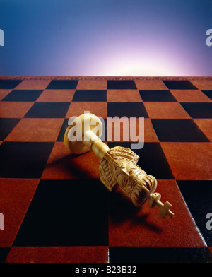 Checkmate de fallen king on chessboard Banque D'Images