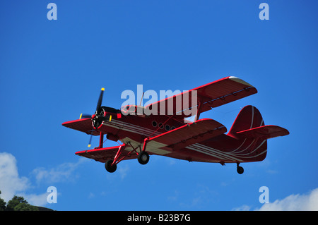 Biplan rouge contre ciel bleu profond Ce modèle est un Antonov AN 2 Banque D'Images