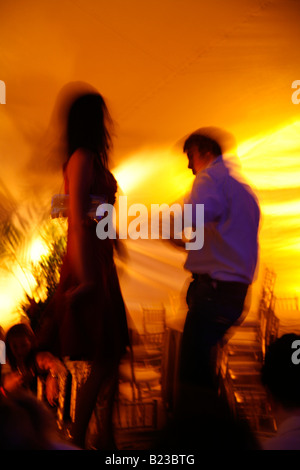 Couple dansant sur une table dans une boîte de nuit party Banque D'Images
