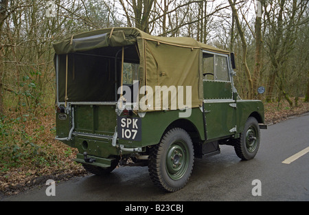 Parfaitement restaurée, gagnant de prix 1953 bronze foncé green Land Rover séries un 80 pouces. Dunsfold, UK, 2001. Banque D'Images