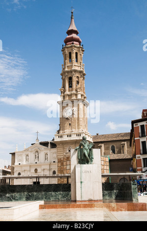 Vue de la cathédrale La Seo et de la statue de Goya Francisco 'La Plaza del Pilar Banque D'Images