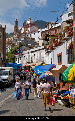 Les touristes en rue avec en arrière-plan San Sebastian y Santa Prisca Mexique Guerrero Taxco de Alarcon Banque D'Images