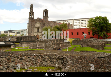 Anciennes ruines en face de l'ancienne église Plaza de las Culturas Arbres Mexique Mexico City Banque D'Images