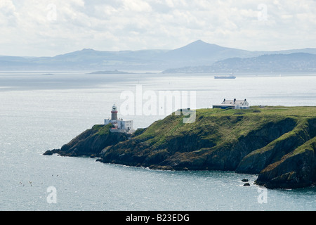 Bailey Phare sur Howth Head à l'ensemble de la baie de Dublin vers les montagnes de Wicklow Irlande Banque D'Images