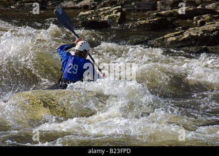 En slalom aux championnats nationaux de Grandtully Rivière Tay Perthshire Scotland Mars 2008 Banque D'Images