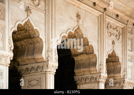 ARCHES festonné de l'intérieur du Rang Mahal FORT ROUGE ou LAL QULA qui a été construit par l'empereur Shah Jahan en 1628 Old Delhi Inde Banque D'Images