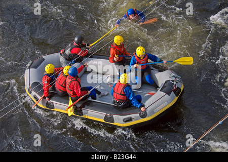 Emporté par-dessus bord accident rafting Grandtully Rivière Tay Perthshire Scotland Mars 2008 Banque D'Images