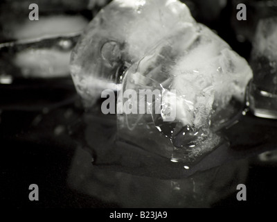 La fonte des glaces sur une surface noire réfléchissante Banque D'Images