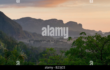 Le lever du soleil sur les montagnes de Vinales, Cuba Banque D'Images