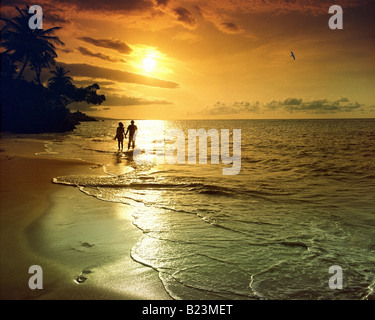 JM - Jeune couple sur la plage de Ocho Rios Banque D'Images