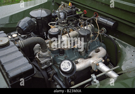 La baie moteur d'un gagnant de prix parfaitement restauré 1953 2.0 litres essence Land Rover Series One 80 pouces. Banque D'Images