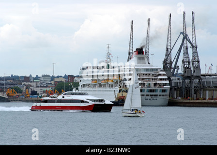 Braemar crusie navire aux côtés des quais de Southampton en Angleterre juste après avoir eu un reposer et l'allongement Banque D'Images
