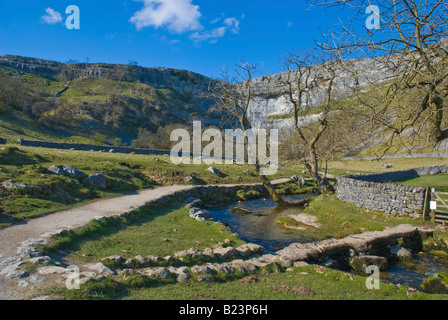 Malham Cove et Beck Banque D'Images