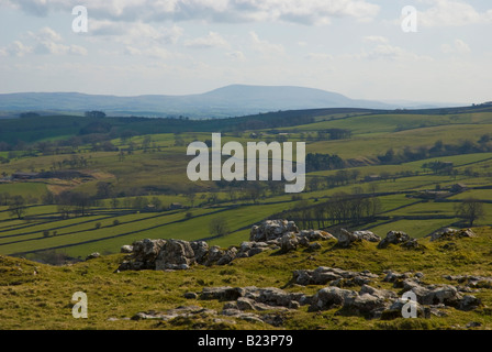 Vue vers le haut de la colline de Pendle de Malham Cove Banque D'Images