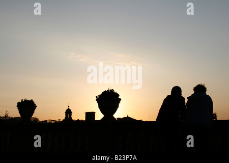 Deux hommes chatter sur le Capitole à Rome au coucher du soleil Banque D'Images