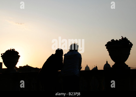 Deux hommes chatter sur le Capitole à Rome au coucher du soleil Banque D'Images