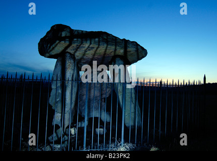 Kit's Coty, une tombe néolithique chambré dans le Kent, Angleterre, éclairés par la lumière bleue, et vu contre un ciel bleu juste après le coucher du soleil. Banque D'Images