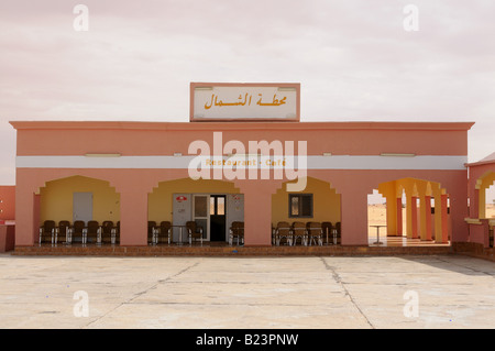 Station-service et un restaurant juste dans le désert entre Nouadhibou et Nouakchott Mauritanie Afrique Afrique de l'Ouest Banque D'Images