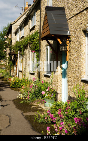 Church Lane, une rangée de maisons de campagne en terrasses pittoresques dans le village de Cotswold Ashton Keynes, Wiltshire, England, UK Banque D'Images