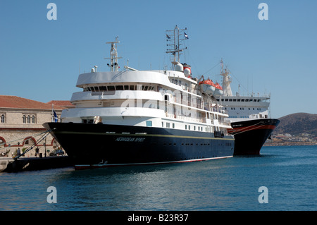 Navire de croisière de luxe Hebridean Spirit amarré à Ermoúpoli, île grecque de Syros, avec le budget de navire de croisière easyCruise vie derrière Banque D'Images
