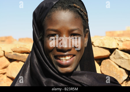 Jolie jeune fille musulmane dans l'Afrique de l'Ouest Afrique Mauritanie Chinguetti Banque D'Images