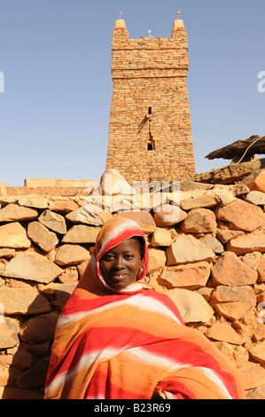 Femme en voile devant la mosquée de Chinguetti 7 holyiest de vue les musulmans de l'Afrique de l'Ouest Afrique Mauritanie Chinguetti Banque D'Images