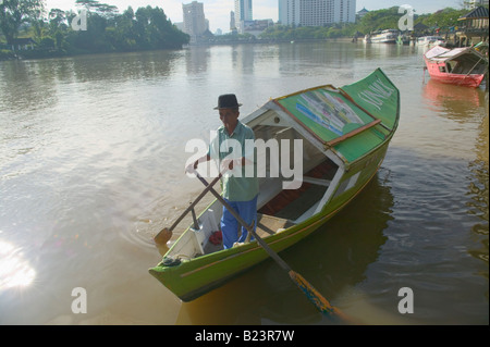 Un tambang ou bateau-taxi en étapes à venir le long du waterfront Kuching Sarawak, Malaisie Banque D'Images