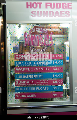 Stand dans le county fair publicité fondant chaud sundae tasses cônes flotteurs de bière de racine et l'eau de source Banque D'Images