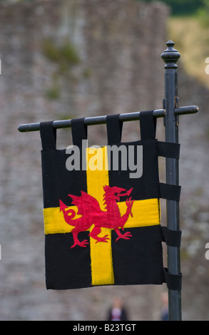 Bannière avec dragon rouge à Skenfrith Journée médiévale Monmouthshire au Pays de Galles UK UE Banque D'Images