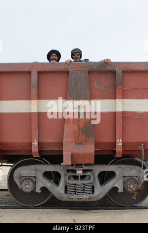 Passagers à bord du train de minerai de fer de zouerat le train le plus long et le plus lourd dans le monde Afrique de l'ouest de Nouadhibou Maure Banque D'Images