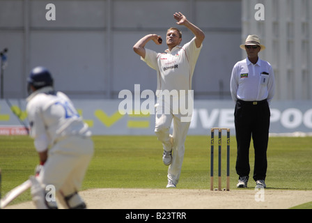 Lancashire et le cricketer d'Angleterre Andrew Freddie Flintoff bowling à Sussex Hove Royaume-Uni Banque D'Images