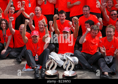 Lewis Hamilton célèbre la victoire à la 2008 F1 Grand Prix de Grande-Bretagne avec ses coéquipiers McLaren Banque D'Images