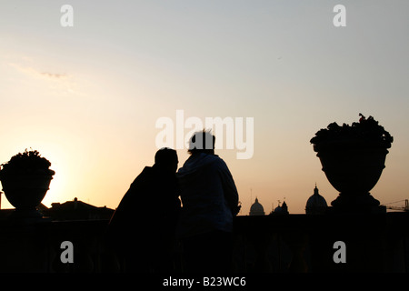 Deux hommes chatter sur le Capitole à Rome au coucher du soleil Banque D'Images