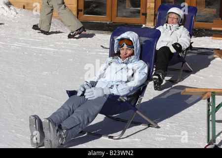 Une jeune femme se repose dans une chaise à l'extérieur d'un restaurant moderne à Bansko, Pirin, la Bulgarie. Banque D'Images