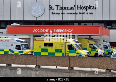 Hôpital St Thomas entrée occupée du service des urgences et des accidents avec ambulances en attente Lambeth Londres Angleterre Royaume-Uni Banque D'Images