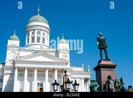 Statue de l'empereur Alexandre II en face de la cathédrale d'Helsinki, la place du Sénat, Helsinki, Finlande Banque D'Images