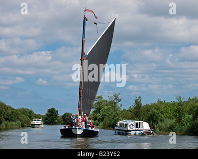 Wherry Norfolk à albion passé river cruiser vers Norfolk large ranworth Banque D'Images