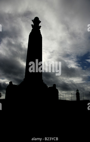 Ville de Plymouth, en Angleterre. La silhouette vue de la Plymouth Naval War Memorial situé sur la promenade de houe. Banque D'Images