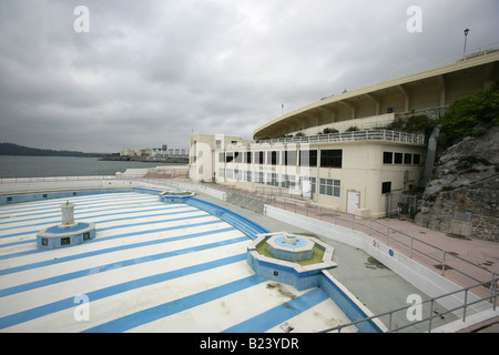 Ville de Plymouth, en Angleterre. Un Tinside Lido piscine en plein air pendant la période d'hiver sur Plymouth Hoe. Banque D'Images