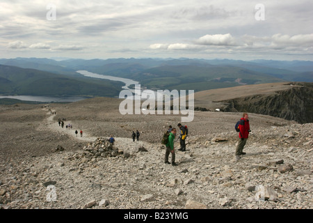 Les randonneurs sur le poney piste sur le Ben Nevis pendant les trois sommets Challange Banque D'Images