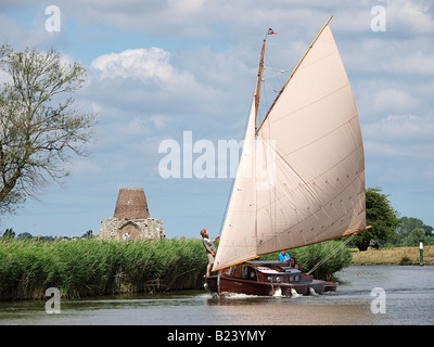 Bateau à voile en bois à partir de la Cour des chasseurs sur la rivière Bure ludham près de st benets abbey Norfolk Banque D'Images