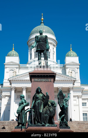 Statue de l'empereur Alexandre II en face de la cathédrale d'Helsinki, la place du Sénat, Helsinki, Finlande Banque D'Images