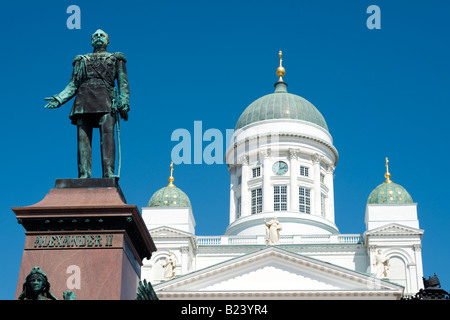 Statue de l'empereur Alexandre II en face de la cathédrale d'Helsinki, la place du Sénat, Helsinki, Finlande Banque D'Images